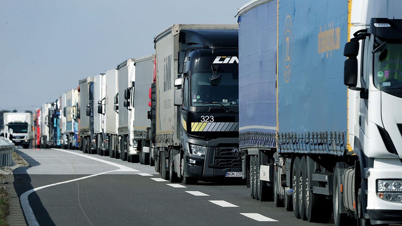 Los camiones hacen cola para el tránsito de mercancías en las carreteras de Alemania