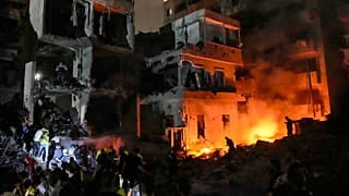 Κτίριο στην κεντρική Βηρυτό φλέγεται μετά τον ισραηλινό βομβαρδισμό