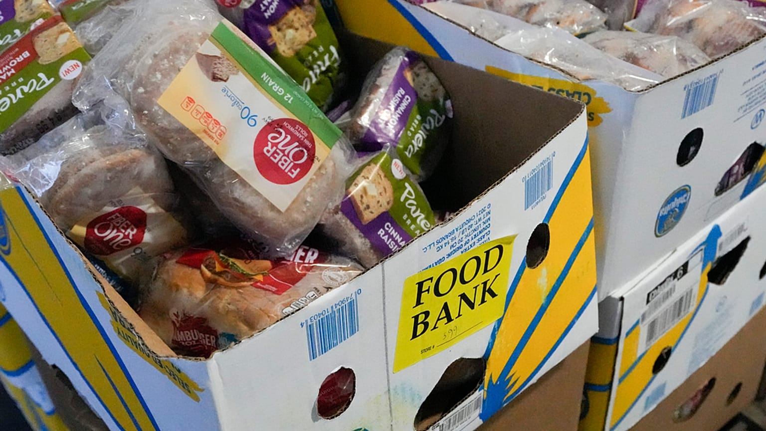 Les aliments récupérés sont préparés pour être distribués
