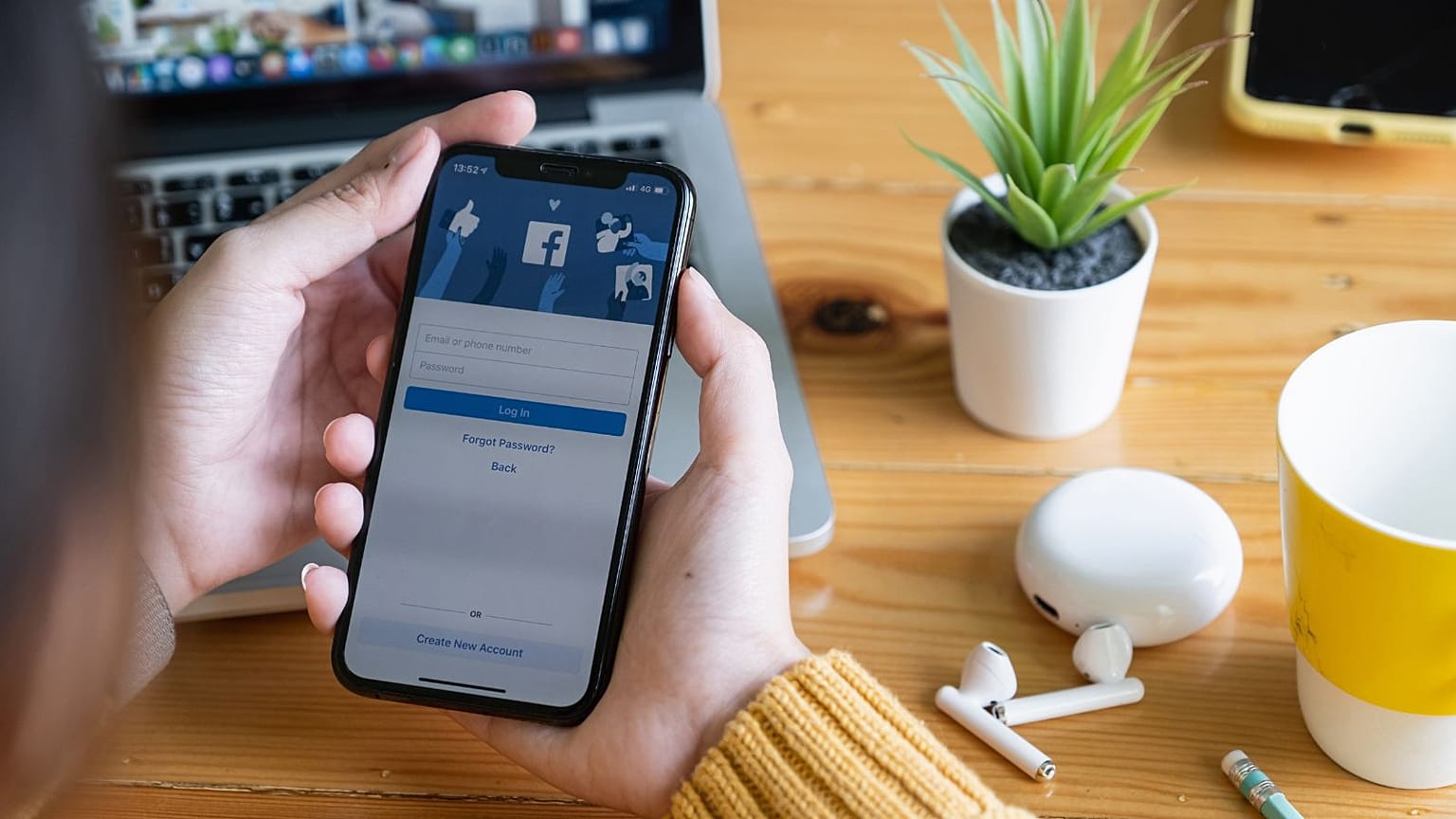 Bu arşiv görselde bir kişinin telefonunda Facebook uygulaması görülüyor