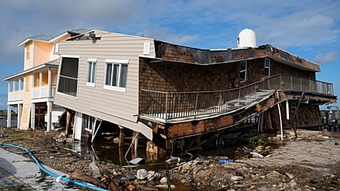 Una casa distrutta dalla forza dell'uragano Milton