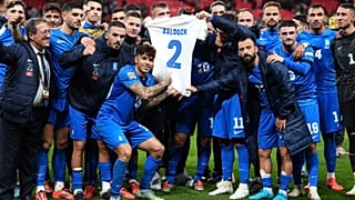 Οι ποδοσφαιριστές της εθνικής Ελλάδος με την φανέλα του Τζορτζ Μπάλντοκ μετά την λήξη του αγώνα