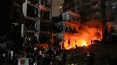 Menschen versammeln sich vor zerstörten Gebäuden, die von einem israelischen Luftangriff im Zentrum von Beirut getroffen wurden, 10. Oktober 2024