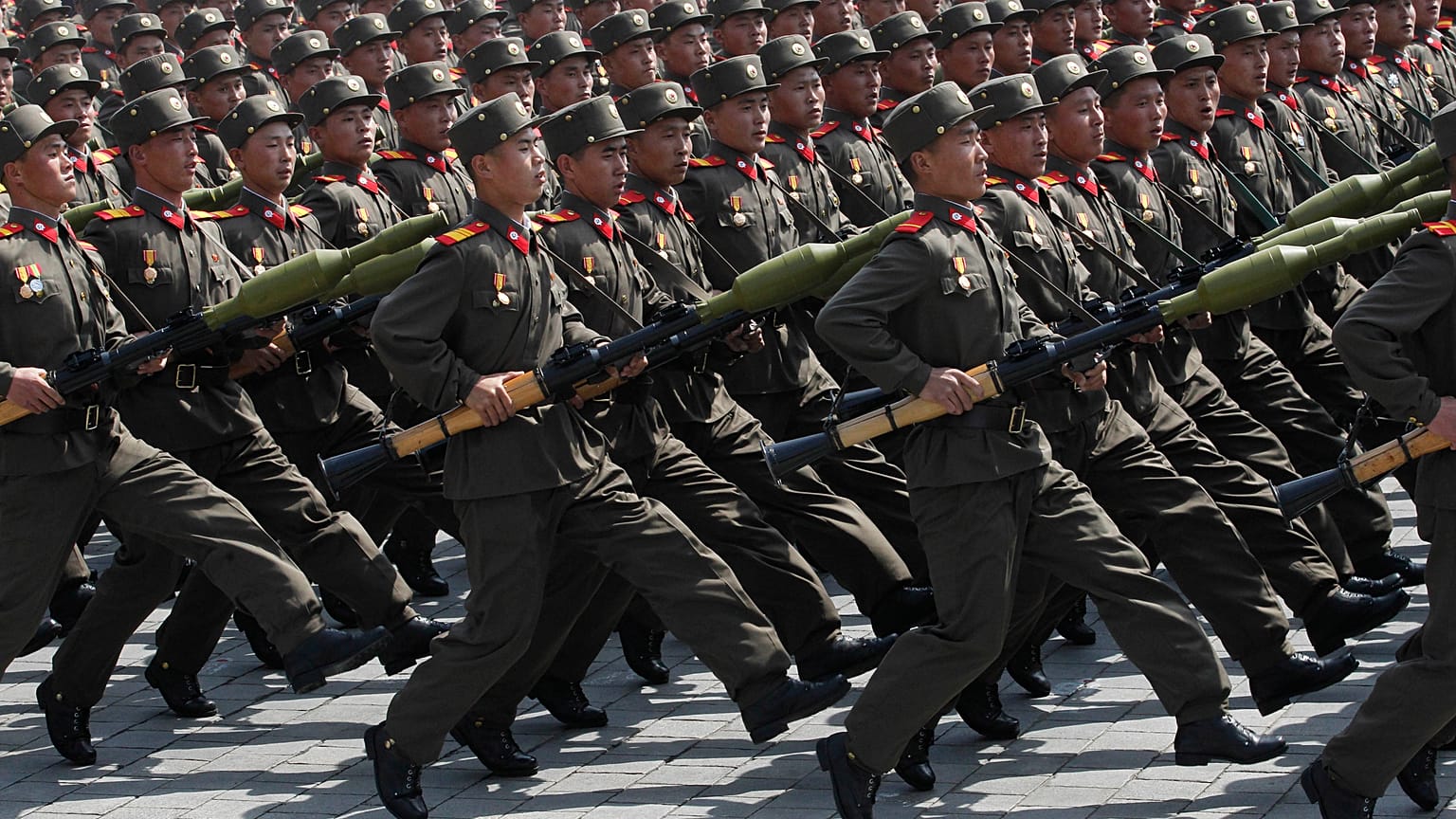 Soldati nordcoreani marciano durante una parata militare di massa a Pyongyang, 15 aprile 2012