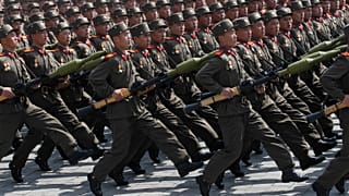 Soldados norcoreanos marchan durante un desfile militar multitudinario en Pyongyang, 15 de abril de 2012.