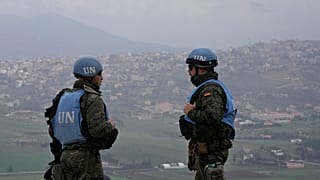 BM barış gücü askerleri Lübnan'ın Marjayoun kasabasında İsrail ile Lübnan sınır köylerine bakan bir tepede duruyor.
