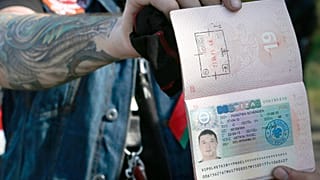 ΑΡΧΕΙΟ: Λευκορώσος ποδηλάτης δείχνει την ακυρωμένη βίζα του μετά την επιστροφή του από το πολωνικό σημείο συνοριακού ελέγχου στη Βρέστη, 27 Απριλίου 2015