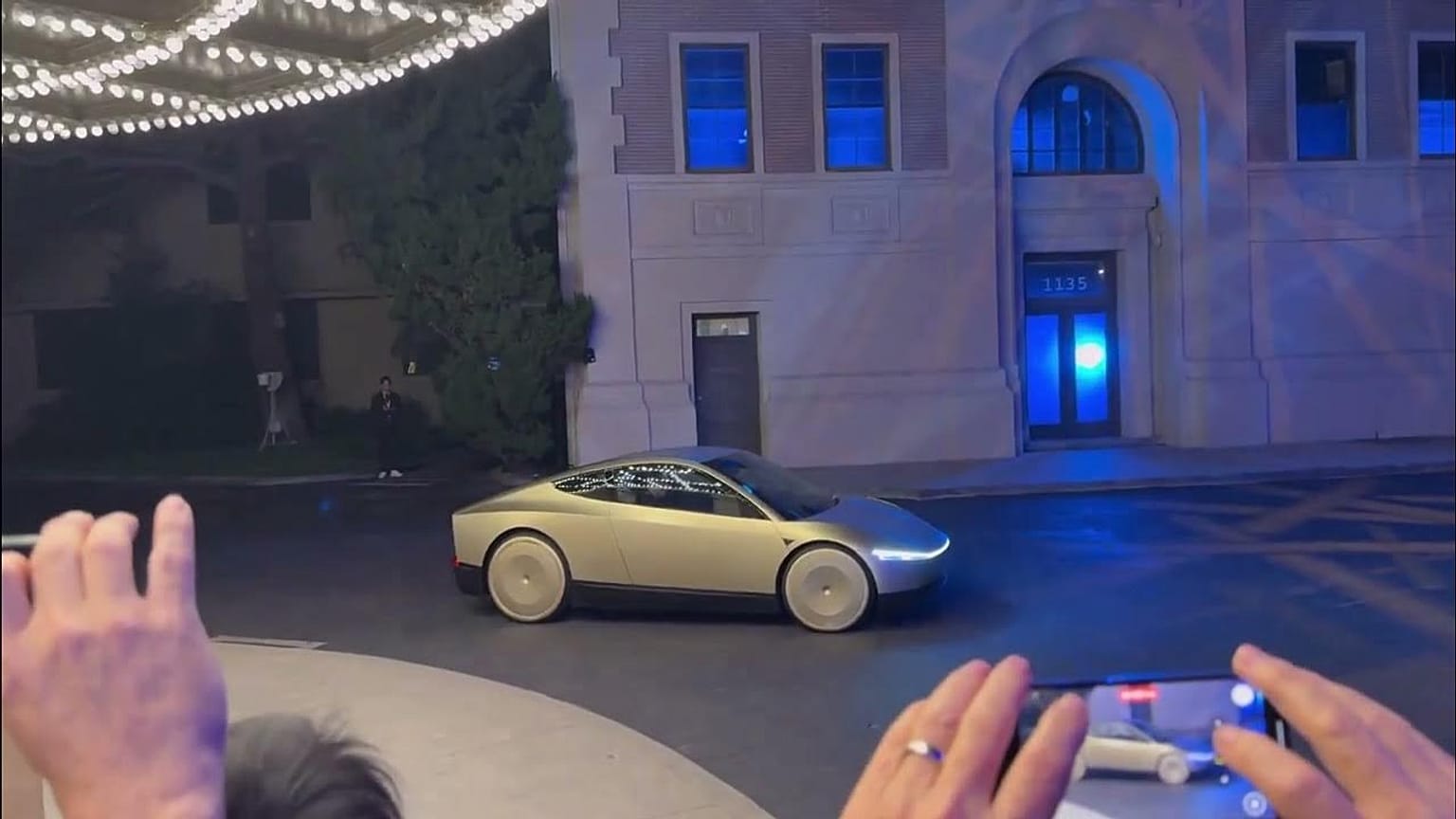 Az új robotaxinak nemcsak sofőrje nincs, de pedálja és kormánykereke se