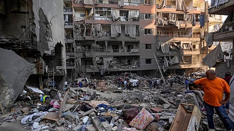 Un habitant de beyrouth sur le site de la frappe aérienne israélienne du vendredi 11 octobre 2024.