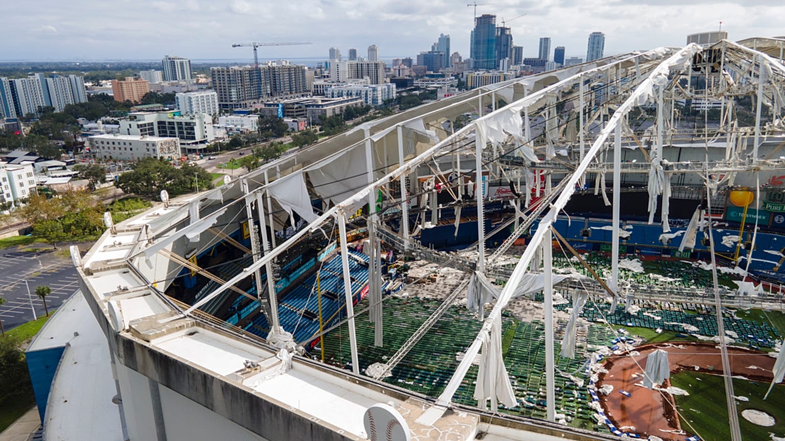 La distruzione lasciata dal passaggio dell'uragano Milton a  St. Petersburg, Florida, Usa
