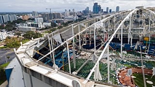 La distruzione lasciata dal passaggio dell'uragano Milton a  St. Petersburg, Florida, Usa