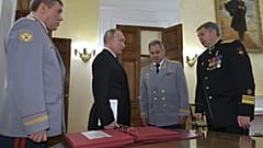 Archív fotó: Vlagyimir Putyin az orosz hadsereg és a katonai hírszerzés vezetőivel találkozik