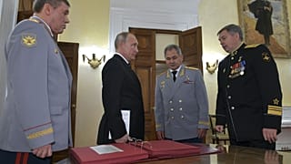 Archív fotó: Vlagyimir Putyin az orosz hadsereg és a katonai hírszerzés vezetőivel találkozik