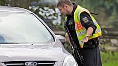 Un policía alemán comprueba los datos del conductor de un coche cerca de la frontera con Bélgica en Aquisgrán, Alemania, lunes 16 de septiembre de 2024.