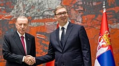 Türkiye Cumhurbaşkanı Recep Tayyip Erdoğan, Sırbistan'ın başkenti Belgrad'da Sırp mevkidaşı Aleksandar Vučić ile görüşmesi sırasında el sıkışıyor, 11 Ekim 2024