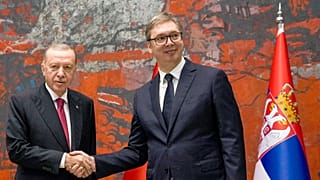 Türkiye Cumhurbaşkanı Recep Tayyip Erdoğan, Sırbistan'ın başkenti Belgrad'da Sırp mevkidaşı Aleksandar Vučić ile görüşmesi sırasında el sıkışıyor, 11 Ekim 2024