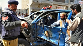 Pakistanlı bir polis memuru 21 Mart 2010 Pazar günü Pakistan'ın Quetta kentinde bomba patlaması sonucu hasar gören bir polis aracını inceliyor. 