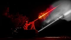 DATEI: Ein ukrainischer Soldat der 126. Luftabwehrbrigade feuert mit einem Maschinengewehr während der Ausbildung im Gebiet Cherson, 4. Oktober 2024