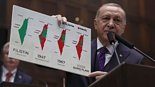سخنرانی رجب طیب اردوغان در پارلمان ترکیه در پنجم فوریه ۲۰۲۰ با پلاکاردی از مجموعه‌ای از نقشه‌های تاریخی فلسطین 
