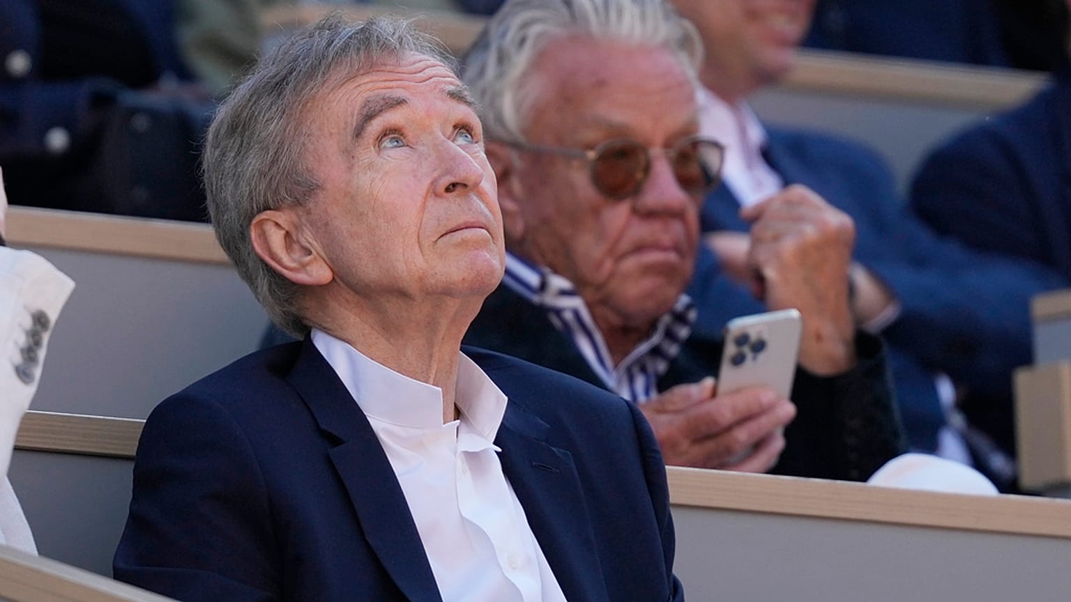LVMH lüks grubu CEO'su Bernard Arnault, 9 Haziran 2024 Pazar günü Paris'teki Roland Garros stadyumunda Fransa Açık tenis turnuvasının erkekler final maçını izliyor.