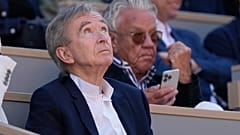 El consejero delegado del grupo de lujo LVMH, Bernard Arnault, observa el partido de la final masculina del Abierto de Francia de tenis en el estadio Roland Garros de París, el domingo 9 de junio de 2024.