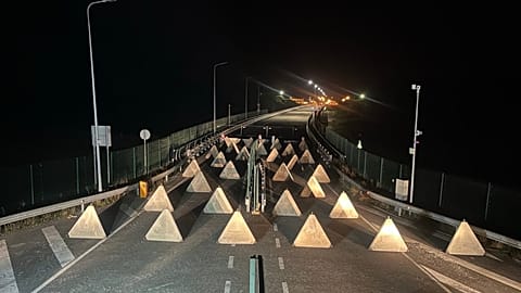 Páncéltörő akadályok a Kalinyiningrád felé vezető egyik hídon