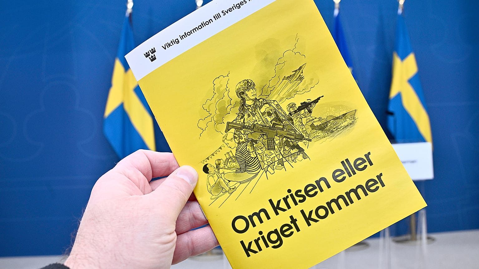 İsveç Sivil Savunma Bakanı Carl-Oskar Bohlin, 8 Ekim 2024 tarihinde Stockholm'de "Kriz veya Savaş Gelirse" kitapçığının yeni versiyonunu tanıttı.