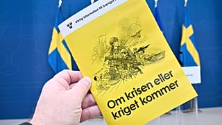 İsveç Sivil Savunma Bakanı Carl-Oskar Bohlin, 8 Ekim 2024 tarihinde Stockholm'de "Kriz veya Savaş Gelirse" kitapçığının yeni versiyonunu tanıttı.