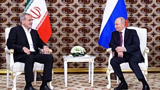 Il presidente russo Vladimir Putin, a destra, e il presidente iraniano Masoud Pezeshkian durante il loro incontroad Ashgabat, Turkmenistan, 11 ottobre 2024