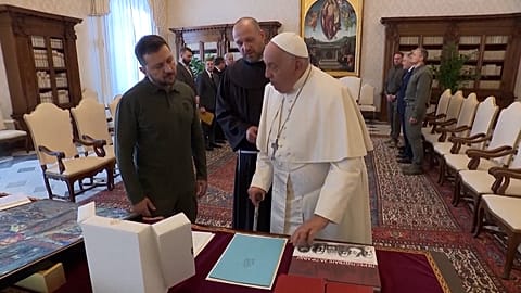 Zelenskyy montre au pape un cadeau intitulé "Le massacre de Bucha, l'histoire de Marichka".