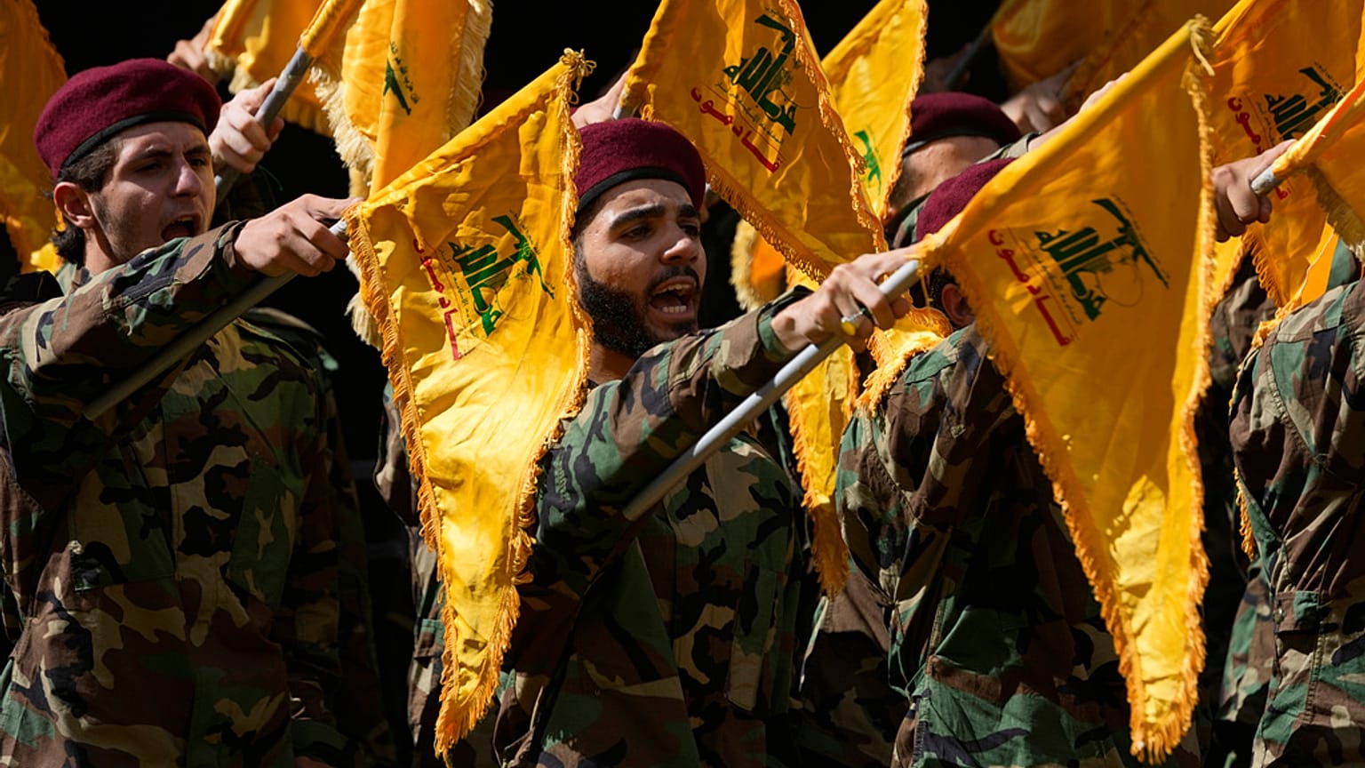 أعضاء من حزب الله يحضرون جنازة اثنين من رفاقهم الذين قُتلوا يوم الأربعاء عندما انفجر جهاز محمول باليد، خلال موكب جنازة في الضاحية الجنوبية لبيروت