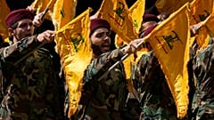 أعضاء من حزب الله يحضرون جنازة اثنين من رفاقهم الذين قُتلوا يوم الأربعاء عندما انفجر جهاز محمول باليد، خلال موكب جنازة في الضاحية الجنوبية لبيروت