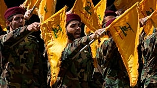 أعضاء من حزب الله يحضرون جنازة اثنين من رفاقهم الذين قُتلوا يوم الأربعاء عندما انفجر جهاز محمول باليد، خلال موكب جنازة في الضاحية الجنوبية لبيروت