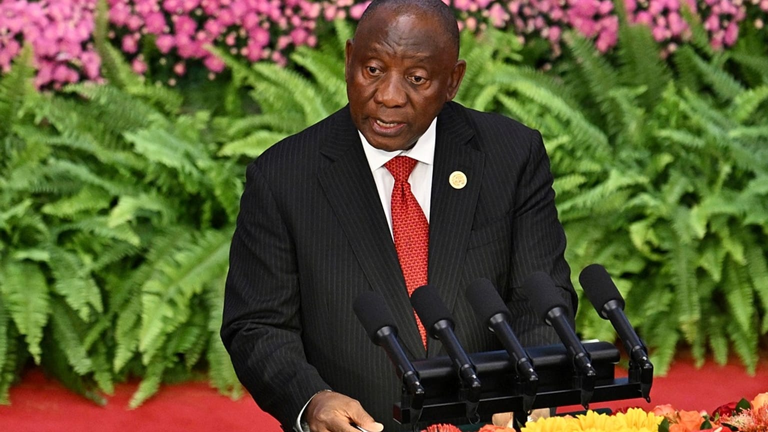 Güney Afrika Cumhurbaşkanı Cyril Ramaphosa, Çin'in başkenti Pekin'deki Büyük Halk Salonu'nda düzenlenen Çin-Afrika İşbirliği Forumu'nun (FOCAC) açılış töreninde konuşuyor.