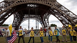 Ativistas protestam contra a energia nuclear.