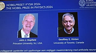 Στους John Hopfield και Geoffrey Hinton, που φαίνονται στη φωτογραφία, απονέμεται το βραβείο Νόμπελ Φυσικής 2024, όπως ανακοινώθηκε σε συνέντευξη Τύπου στη Βασιλική Σουηδική Ακαδημία Επιστημών στο St