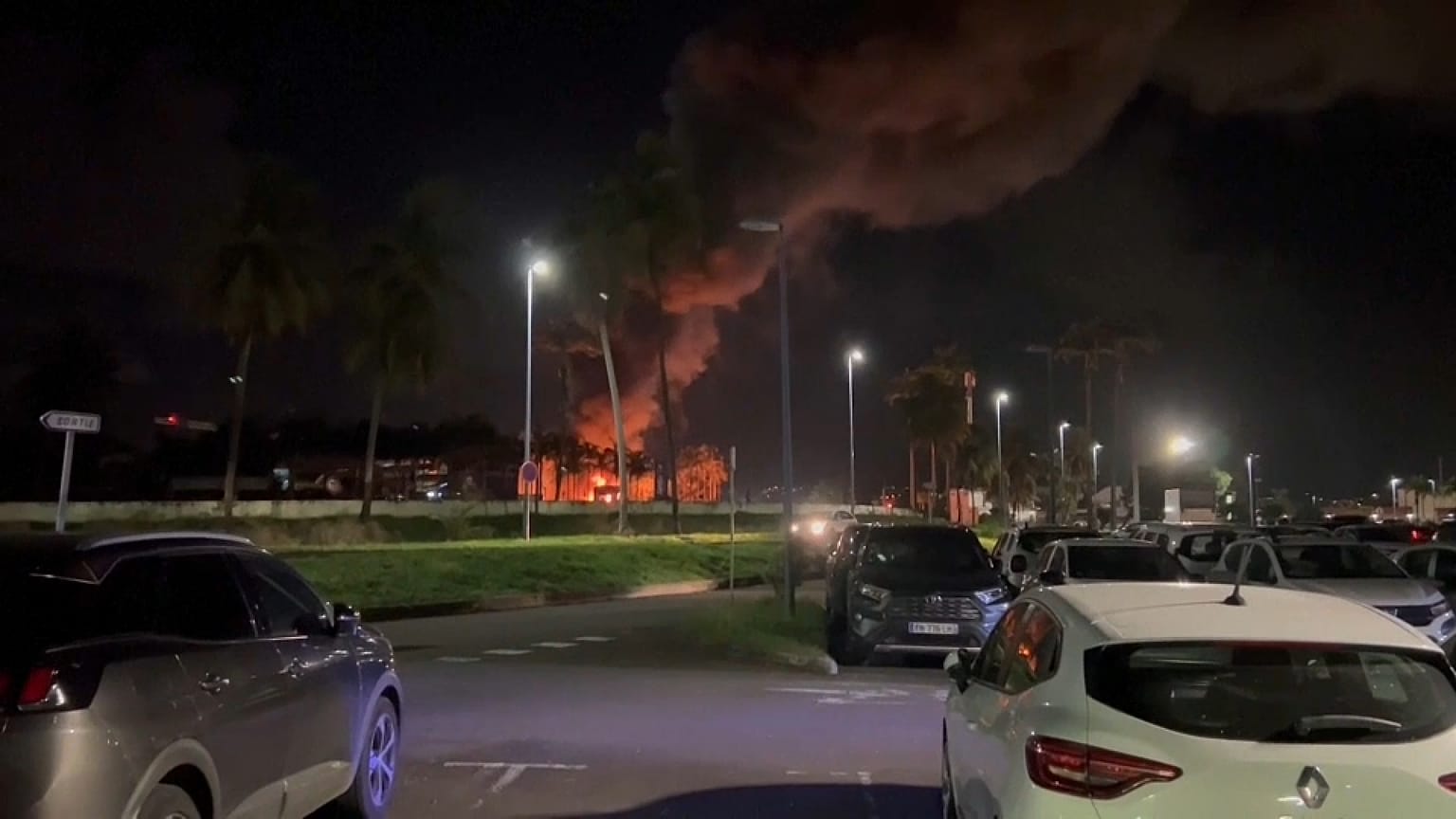 Manifestantes provocan un incendio cerca del aeropuerto de Fort-de-France, en Martinica, el 11 de octubre de 2024.