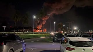 Manifestantes provocan un incendio cerca del aeropuerto de Fort-de-France, en Martinica, el 11 de octubre de 2024.
