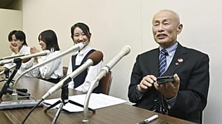 Nihon Hidankyo başkanı Toshiyuki Mimaki (sağda), 11 Ekim 2024 Cuma günü Japonya'nın Hiroşima kentinde medya mensuplarına hitap ediyor