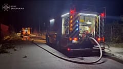 Οι υπηρεσίες έκτακτης ανάγκης προσέρχονται σε κατεστραμμένο χώρο που έχει υποστεί ζημιές από ρωσικές αεροπορικές επιδρομές στην ουκρανική περιοχή Ζαπορίζια το Σάββατο, 12 Οκτωβρίου 2024. 