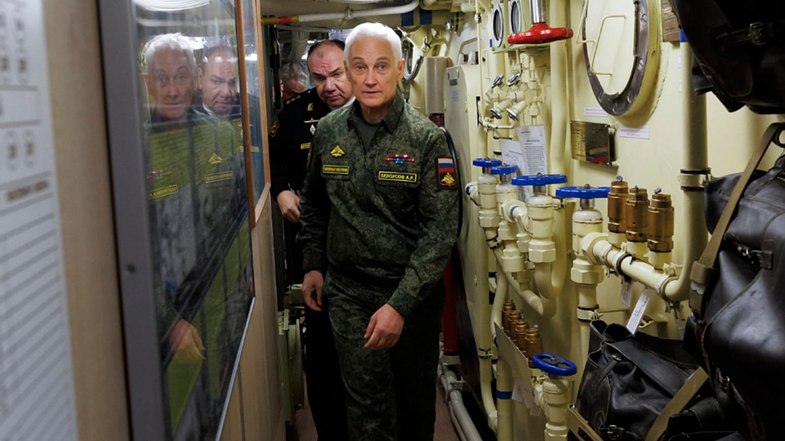 Russlands Verteidigungsminister inspiziert atombetriebene U-Boote in der Region Murmansk