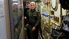 Russlands Verteidigungsminister inspiziert atombetriebene U-Boote in der Region Murmansk