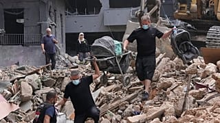 (Archivo) Equipo de rescate buscando supervivientes entre los escombros en Gaza
