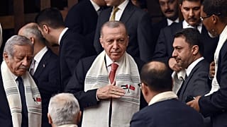 Cumhurbaşkanı Erdoğan, Filistin Devlet Başkanı Mahmud Abbas'ın TBMM'de ağırlandığı gün Türk-Filistin bayraklarının yer aldığı bir atkı giymişti, 15 Ağustos 2024 - © Ali Unal/C
