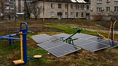 ARCHIVO - Paneles solares vistos en el patio de un edificio de apartamentos en Lyman, región de Donetsk, Ucrania, el domingo 20 de noviembre de 2022. 
