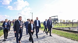 Η Πρόεδρος της Δημοκρατίας Κατερίνα Σακελλαροπούλου επισκέπτεται το στρατόπεδο συγκέντρωσης Άουσβιτς-Μπίρκεναου, στο Οσβιέτσιμ