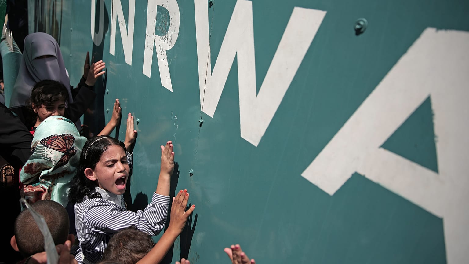 UNRWA'nın 500.000 Filistinli öğrenciyi okuldan uzak tutabilecek finansman açığına karşı düzenlenen gösteri sırasında bir kız öğrenci, 16 Ağustos 2015
