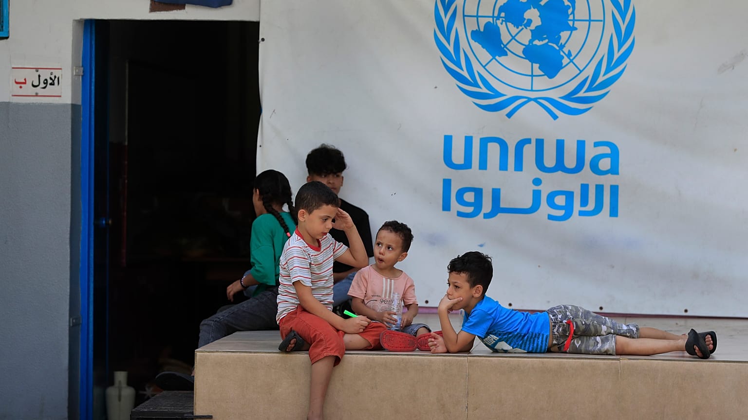 Bambini palestinesi fuggiti con i loro genitori dalle loro case nel campo profughi palestinese di Ein el-Hilweh, 12 settembre, 2023