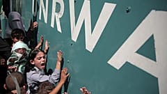 UNRWA'nın 500.000 Filistinli öğrenciyi okuldan uzak tutabilecek finansman açığına karşı düzenlenen gösteri sırasında bir kız öğrenci, 16 Ağustos 2015