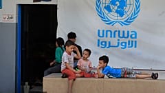 Παλαιστίνια παιδιά που έφυγαν με τους γονείς τους από τα σπίτια τους στον παλαιστινιακό προσφυγικό καταυλισμό του Ein el-Hilweh, 12 Σεπτεμβρίου 2023
